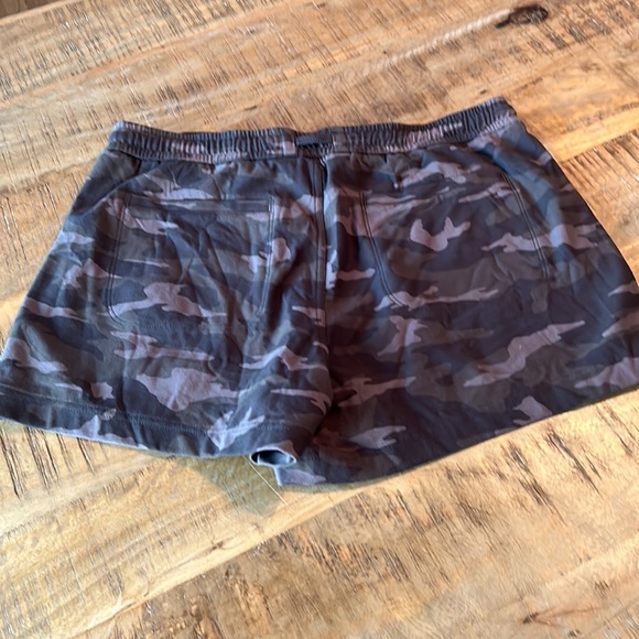 NWOT Athleta Camo Farallon Short, Olive Camo - Picture 7 of 10